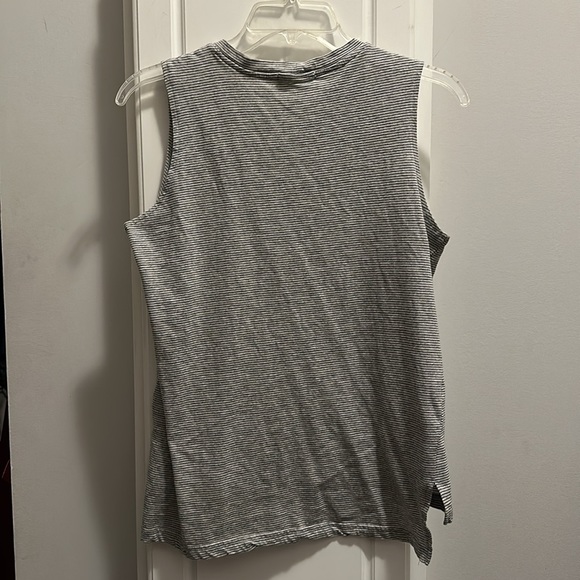 Women’s athletic top - Picture 4 of 4